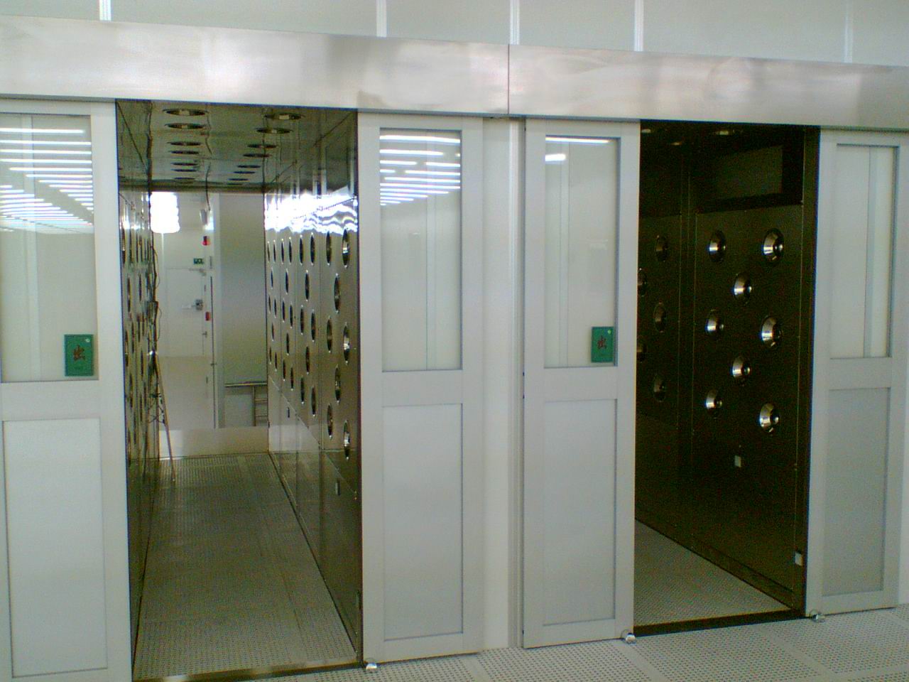 人員進出凈化車間的風(fēng)淋室通道 人員進出凈化車間的風(fēng)淋室通道